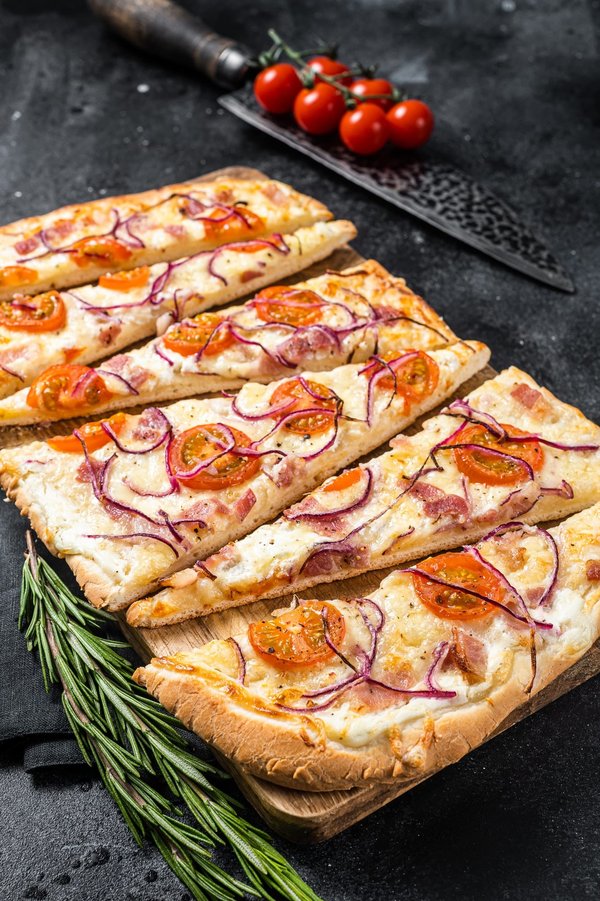 Comment réussir une tarte flambée alsacienne traditionnelle ?